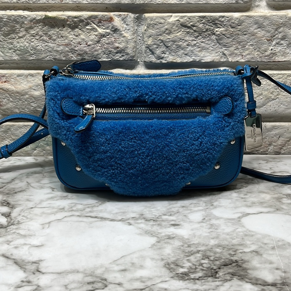 COACH SHEARLING AND LEATHER CROSSBODY BLUE BAG. IN EUC.
